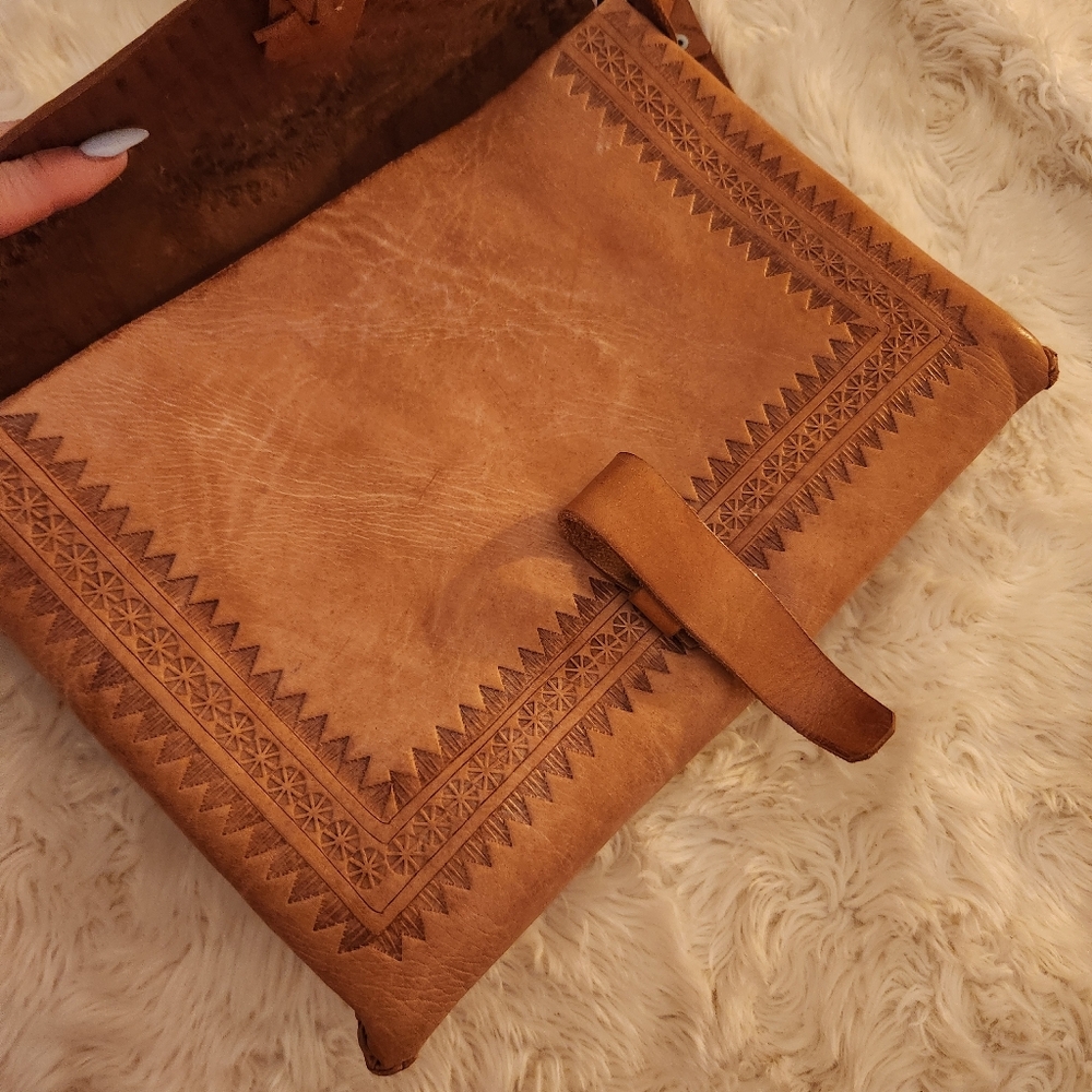 Handmade Leather Crossbody Shoulder Bag - Picture 11 of 14